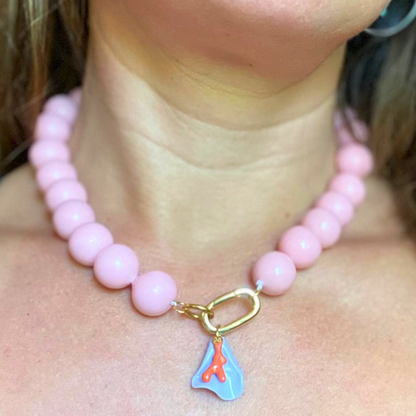 Collar Color Pop Rosado Pastel con Colgante de Coral Naranjo