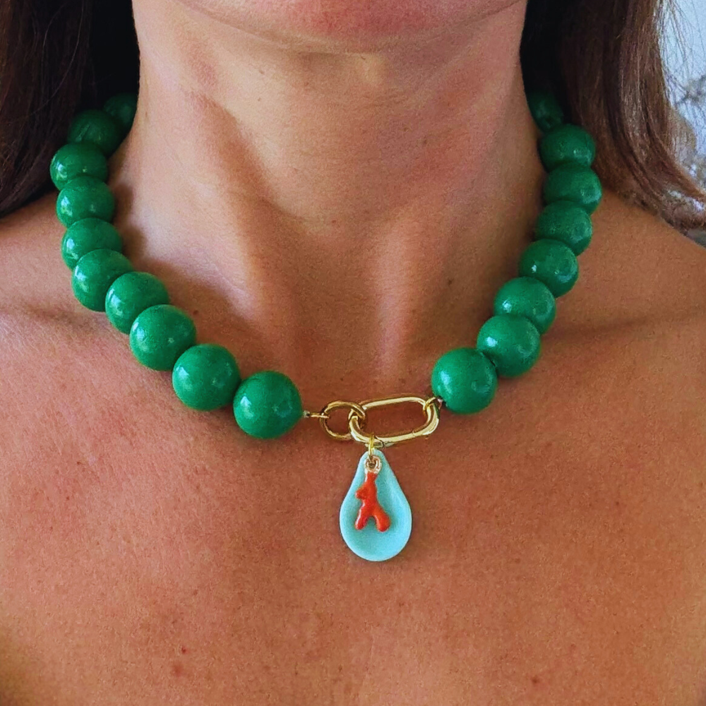 Collar Color Pop Verde con Colgante de Coral