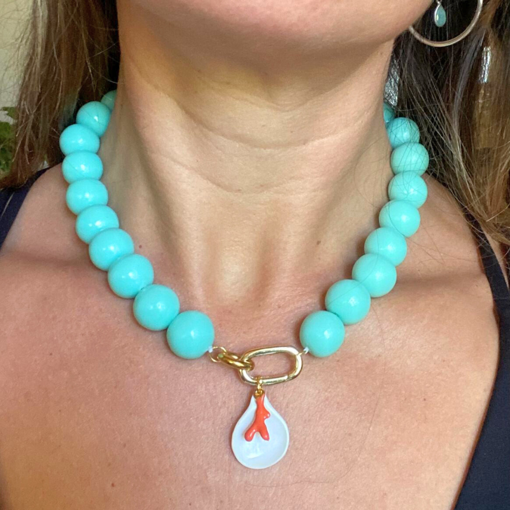 Collar Color Pop Celeste con Colgante de Coral Naranjo