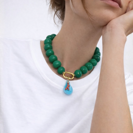 Collar Color Pop Verde con Colgante de Coral